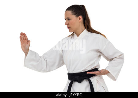 Combattente donna eseguendo il karate posizione Foto Stock