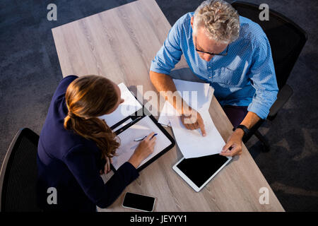 Imprenditore la lettura di un documento Foto Stock