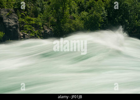 Fiume Niagara alla Camminata Bianca dell'acqua in Canada Foto Stock