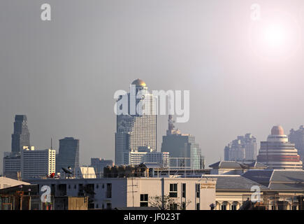 Vista dall'alto di urbano con parabola antenne paraboliche sui tetti Foto Stock