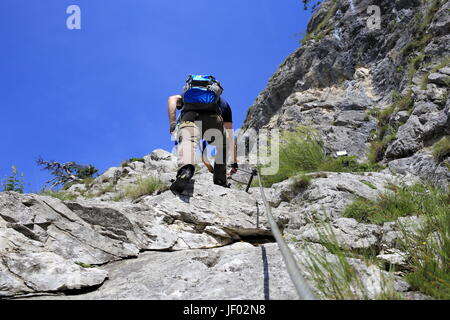 Arrampicata sportiva uomo sulla parete Foto Stock