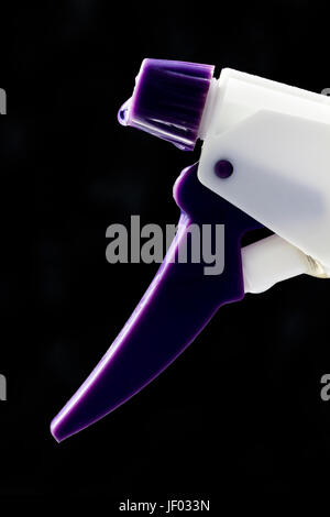 Liquido detergente per vetro close-up su sfondo nero Foto Stock