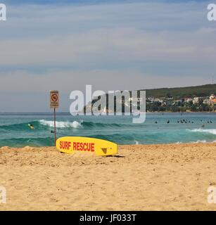 Salvavita di tavole da surf a popolari Manly Beach Foto Stock