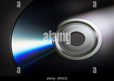 Compact disc close-up su uno sfondo scuro. Foto Stock