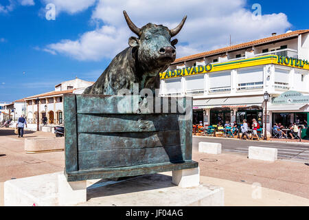 Scultura in resina di un toro Foto Stock