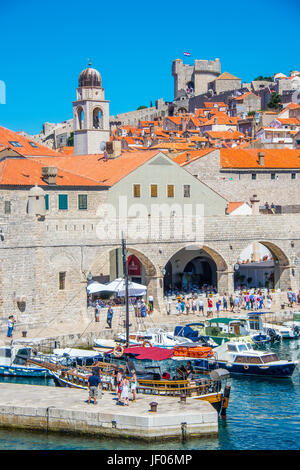 Il vecchio porto della zona del porto nella Città Vecchia di Dubrovnik, Croazia Foto Stock