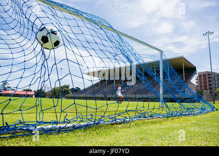 Il calcio di colpire il retro del net Foto Stock