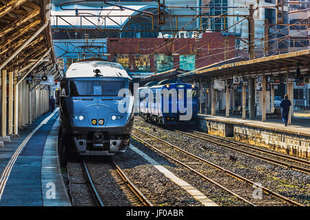 Il treno 787 serie a alla stazione di Nagasaki in Giappone Foto Stock