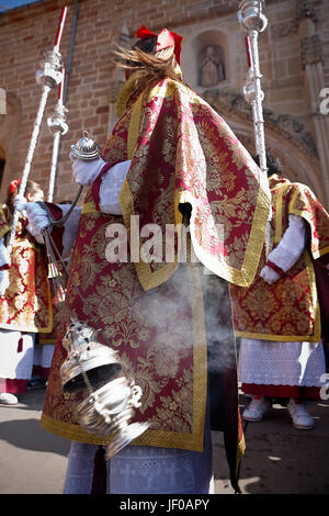 I giovani in processione con bruciatori di incenso nella Settimana Santa, Andalusia, Spagna Foto Stock