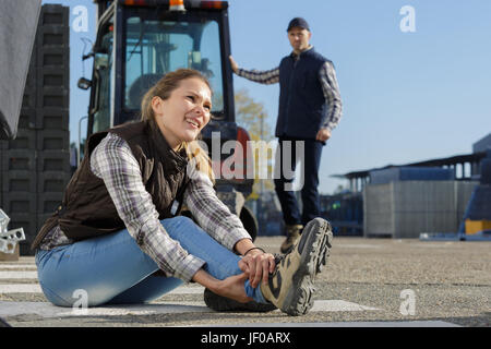 La donna a infortunio sul posto di lavoro Foto Stock