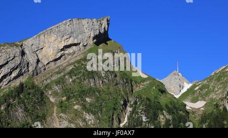 Roccia stratificata e la vetta del Monte Saentis Foto Stock