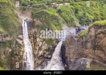 Cascata a foresta tropicale in Banos, Ecuador Foto Stock