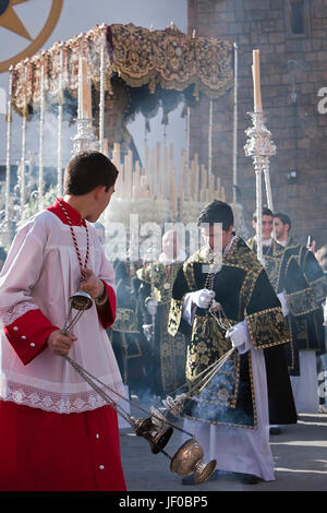 I giovani in processione con bruciatori di incenso nella Settimana Santa, Spagna Foto Stock