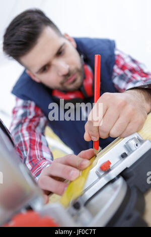 Tradesman posizione di misura su legno Foto Stock