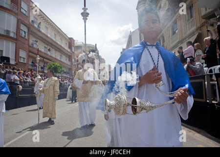 I giovani in processione con bruciatori di incenso nella Settimana Santa, Spagna Foto Stock