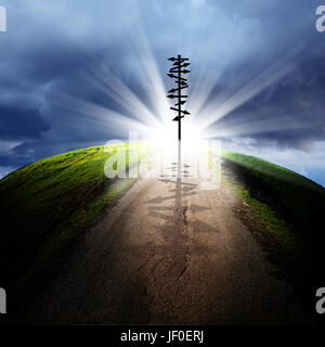 Immagine concettuale di stagliano segno direzionale sulla strada vuota oltre il cielo nuvoloso con il fascio di luce Foto Stock