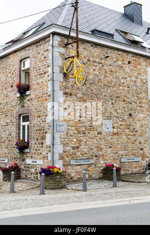 HENRI-Chapelle, Belgio, 25 giugno 2017 - dipinti bike fissato su un muro di casa Foto Stock