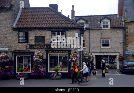 Cacciatori di Helmsley (votato il miglior piccolo negozio in uk 2015) nella città mercato di Helmsley, Ryedale, North Yorkshire Moors National Park, Inghilterra, Regno Unito. Foto Stock