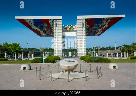 Enorme cancello al Parco Olimpico, Seoul, Corea del Sud Foto Stock