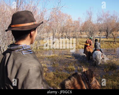 Gorkhi Terelj National Park, Mongolia - 01 Ottobre 2016: il mongolo herder che attraversa un fiume a cavallo Foto Stock