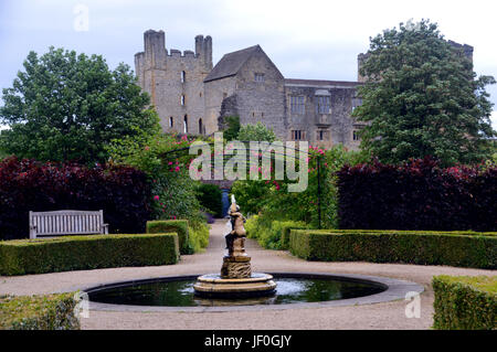 Castello di Helmsley dal giardino murato nel mercato comune di helmsley, ryedale, North Yorkshire Moors National Park, Inghilterra, Regno Unito. Foto Stock