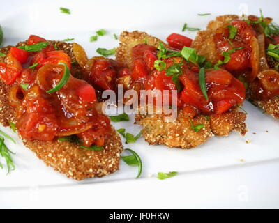 La frittura di pesce aringhe con salsa di pomodoro su una piastra Foto Stock