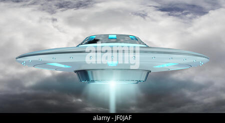 Metallo e argento vintage UFO volare sul cielo nuvoloso rendering 3D Foto Stock
