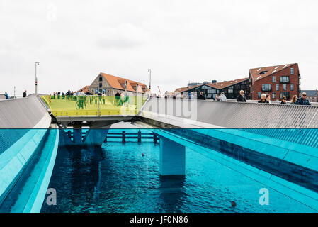 Copenhagen, Danimarca - 12 agosto 2016: Inderhavnsbroen, l'Inner Harbour Bridge, è un ponte tra la Copenhagen del porto interno, pedonale combinato Foto Stock