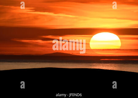 Isola di Anglesey vista dell Irlanda Montagne Tramonto Foto Stock