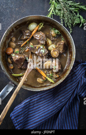 Boeuf Bourguignon in casseruola Foto Stock