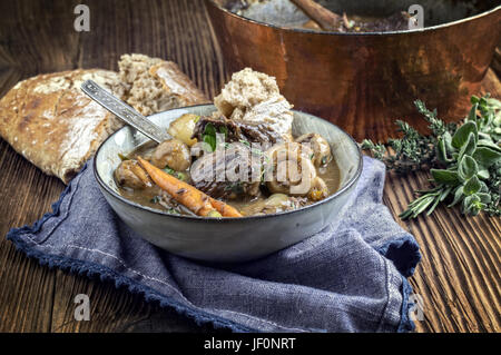 Boeuf Bourguignon nel recipiente Foto Stock