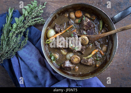 Boeuf Bourguignon in casseruola Foto Stock