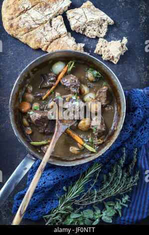 Boeuf Bourguignon in casseruola Foto Stock