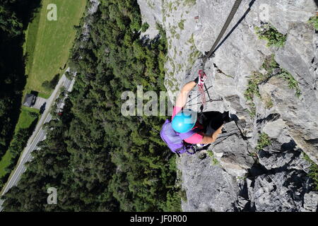 Arrampicata su roccia donna Foto Stock