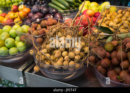 Crudo fresco frutta al venditore ambulante in stallo; città di Shenzhen; nella provincia di Guangdong, Repubblica popolare di Cina; Dongmen streeet pedonale area dello shopping; Foto Stock