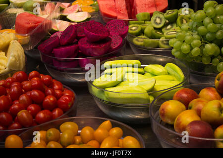 Crudo fresco frutta al venditore ambulante in stallo; città di Shenzhen; nella provincia di Guangdong, Repubblica popolare di Cina; Dongmen streeet pedonale area dello shopping; Foto Stock