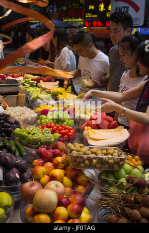 Cucina di strada venditore - persone che scelgono di frutta fresca; Dongmen street market, Shenzhen, Guangdong, Repubblica popolare cinese; Foto Stock