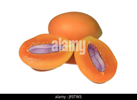 Close-up di fresche e mature prugne mariana di colore arancione tutta la frutta e tagliato a metà con seme viola su sfondo bianco Foto Stock