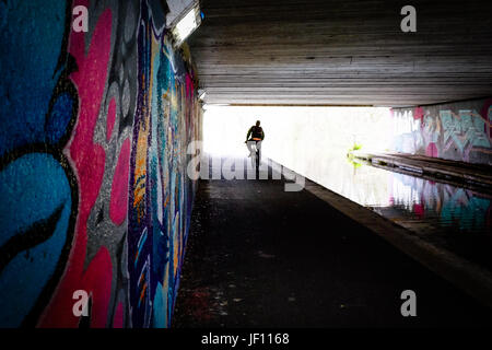 La mattina presto i ciclisti sulla leeds liverpool canal, vicino al centro cittadino di Leeds, West Yorkshire, Inghilterra. Foto Stock