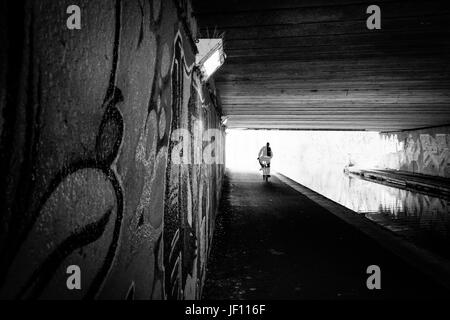 La mattina presto i ciclisti sulla leeds liverpool canal, vicino al centro cittadino di Leeds, West Yorkshire, Inghilterra. Foto Stock