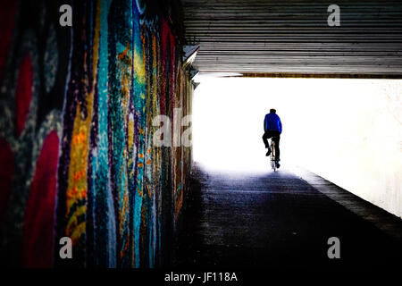 La mattina presto i ciclisti sulla leeds liverpool canal, vicino al centro cittadino di Leeds, West Yorkshire, Inghilterra. Foto Stock