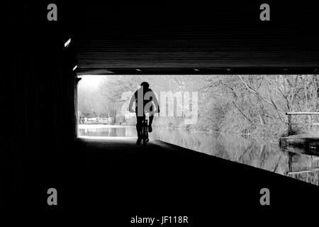 La mattina presto i ciclisti sulla leeds liverpool canal, vicino al centro cittadino di Leeds, West Yorkshire, Inghilterra. Foto Stock