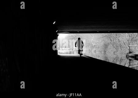 La mattina presto i ciclisti sulla leeds liverpool canal, vicino al centro cittadino di Leeds, West Yorkshire, Inghilterra. Foto Stock