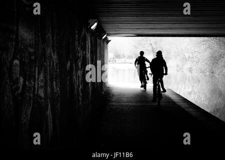 La mattina presto i ciclisti sulla leeds liverpool canal, vicino al centro cittadino di Leeds, West Yorkshire, Inghilterra. Foto Stock