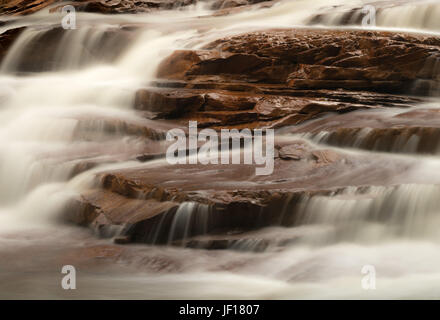 Cascata su terreni fangosi Creek nei pressi di Albright WV Foto Stock