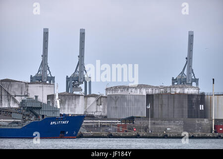 AARHUS, Danimarca - 05 giugno 2016: Gantry cranes e silos sul porto di Aarhus, dove una nave blu è ormeggiata Foto Stock