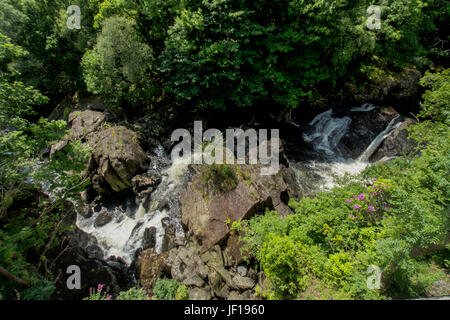 Afon Llugwy fluente attraverso il piccolo villaggio gallese di Capel Curic in Snowdonia. Foto Stock