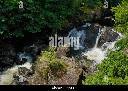 Afon Llugwy fluente attraverso il piccolo villaggio gallese di Capel Curic in Snowdonia. Foto Stock