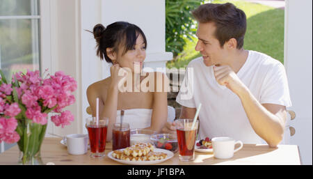 Coppia attraente gustando la prima colazione all'aperto Foto Stock