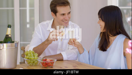 Allegro giovane tostare champagne Foto Stock